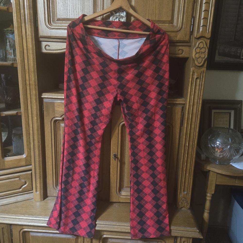 Black and Red Argyle Print Flare Leg Pants by No Boundaries Size XXXL (21)